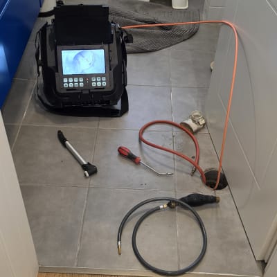 כלים לאיתור ותיקון נזילות בחדר אמבטיה