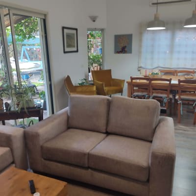 ספה מרופדת בצבע בז