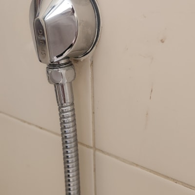 חיבור צינור מתכת לקיר בחדר אמבטיה