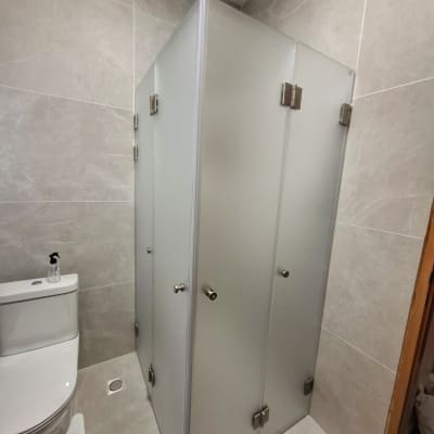 תא מקלחת מזכוכית בחדר אמבטיה מודרני