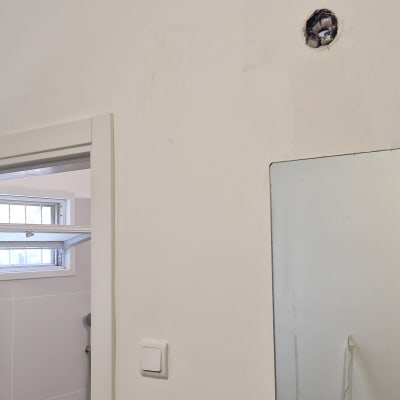 שקע חשמלי בקיר עם חוטים חשופים