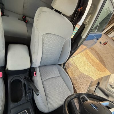 מושב רכב קדמי עם ריפוד אפור נקי