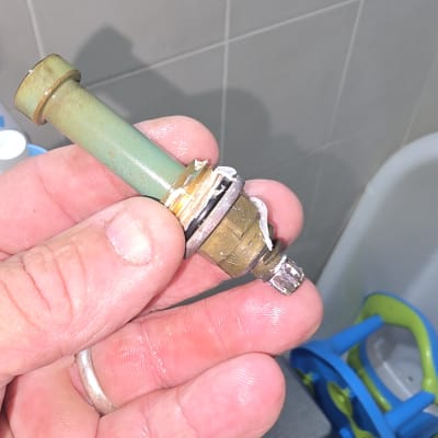 יד מחזיקה חלק צנרת מתכת עם הברגה