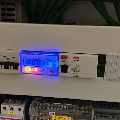 מונה חשמל תלת פאזי עם תצוגה דיגיטלית מוארת