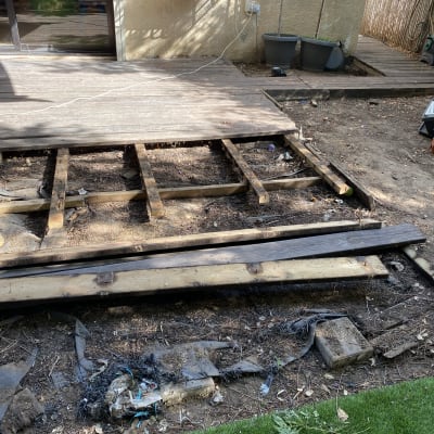 עבודות עץ בגינה עם קרשים חשופים ואדמה