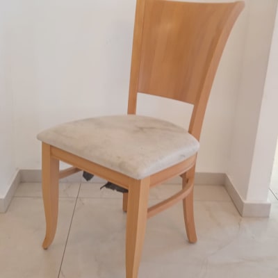כיסא עץ עם ריפוד מושב בהיר ומלוכלך