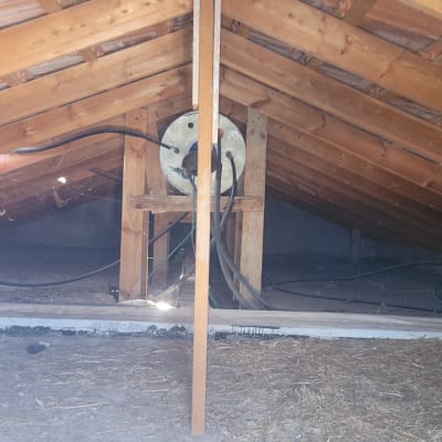 צינורות מחוברים לדוד שמש בעליית גג