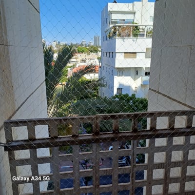 רשת הגנה על מרפסת עם נוף עירוני