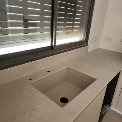 משטח שיש עם כיור מובנה ליד חלון