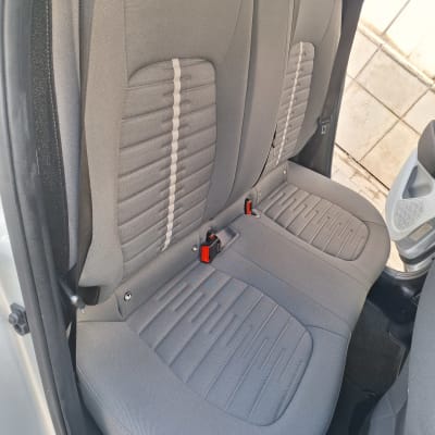 מושב רכב נקי לאחר ניקוי יסודי