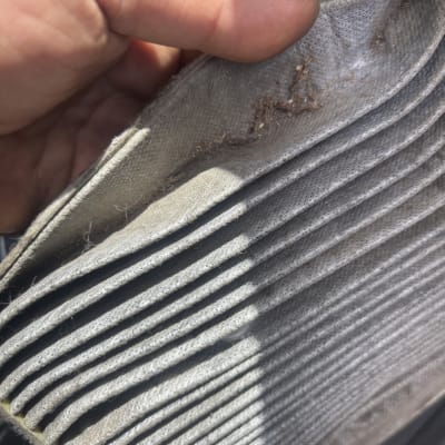 פילטר אוויר מלוכלך עם לכלוך ואבק