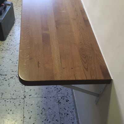 שולחן עץ מחובר לקיר עם תומכים מתכתיים