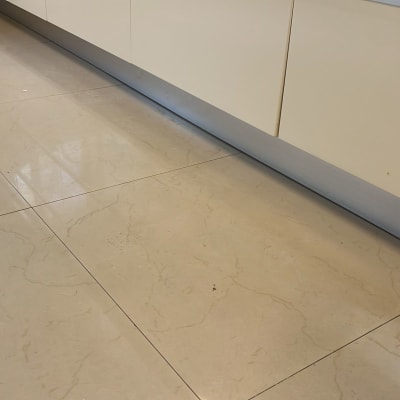 ארונות מטבח לבנים ורצפת שיש מבריקה