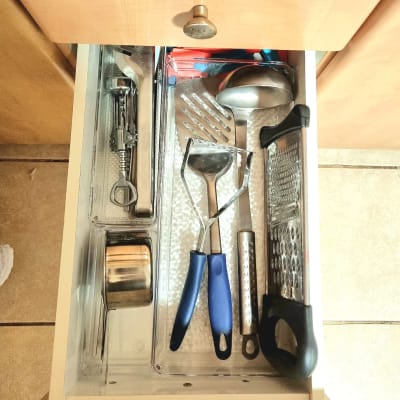 מגירת מטבח מאורגנת עם כלי מטבח שונים