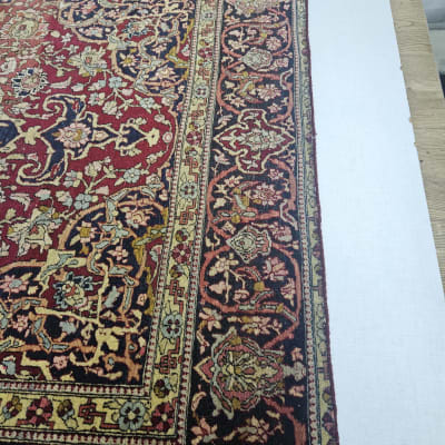 שטיח צבעוני על שולחן עץ