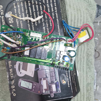 מעגל חשמלי עם חוטים צבעוניים על קופסה