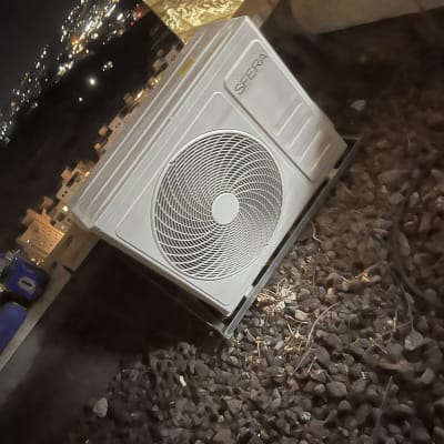 יחידת מיזוג אוויר חיצונית על גג בלילה