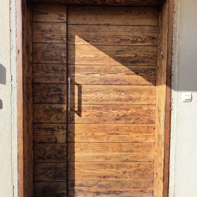 דלת עץ חומה עם ידית מתכת