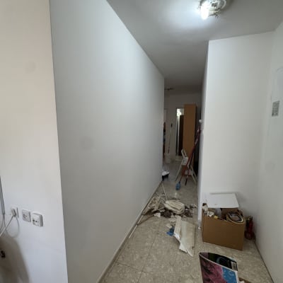 מסדרון עם קירות צבועים וציוד צביעה