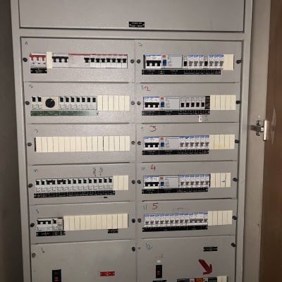 לוח חשמל עם מפסקים ומתגים שונים