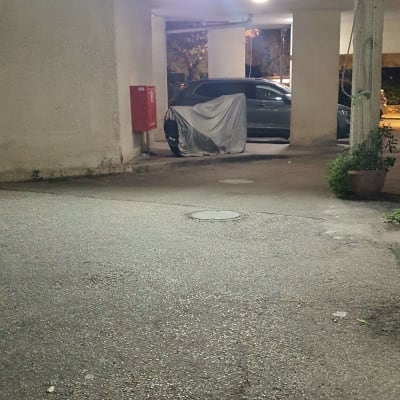 מזגן מותקן על קיר חיצוני עם חוטי חשמל