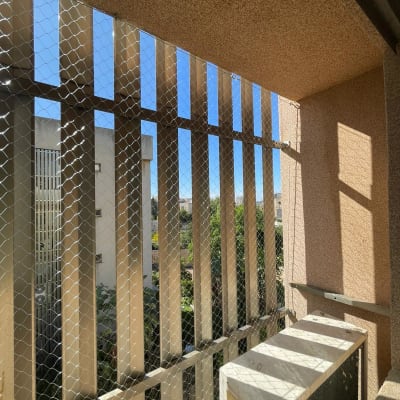 רשת יונים מותקנת על מרפסת למניעת כניסת יונים