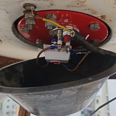 חיבורים חשמליים עם חוטים וברגים על לוח מתכת אדום