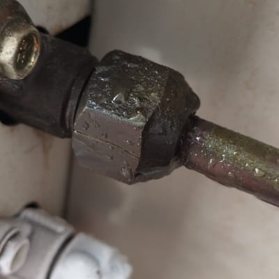 חיבור צינור מתכת עם ברגים ומחברים