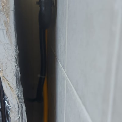 צינור גז מחובר לקיר עם ברז