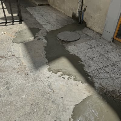 תיקון בטון על מדרכה ליד קיר חיצוני