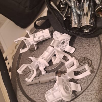 ברגים וכלי עבודה על משטח אפור