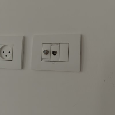שקעי תקשורת וחשמל על קיר לבן
