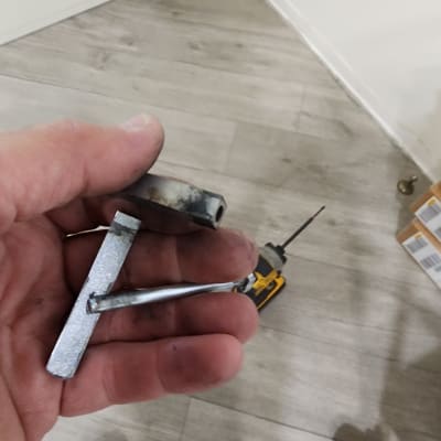 כלי עבודה וחלקי מתכת בתחום המנעולנות