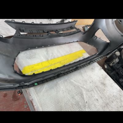 חלקי רכב מונחים על שולחן עבודה