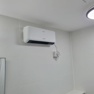 מזגן מותקן על קיר בחדר