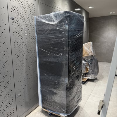 ארון עטוף בניילון על גלגלים בחדר מעבר