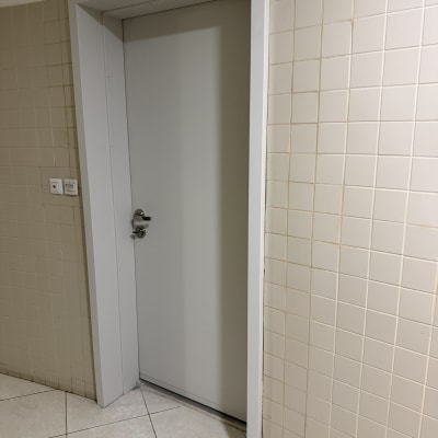 דלת לבנה עם קיר אריחים