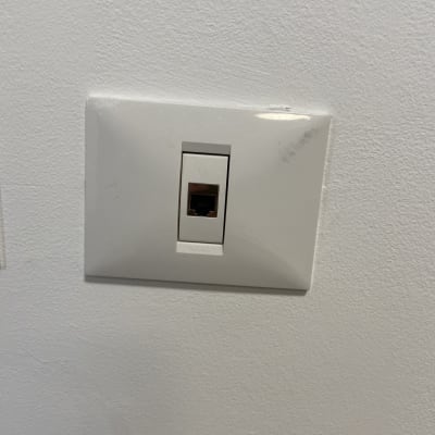 שקע רשת קיר עם חיבור אתרנט