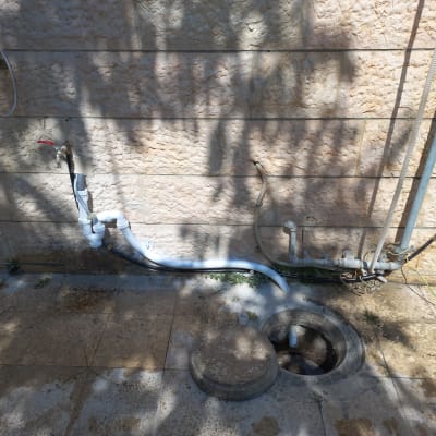 צינורות מים וברז על קיר חיצוני