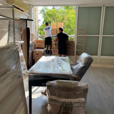 שני אנשים מעמיסים קופסאות על משאית הובלה