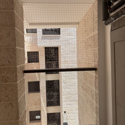 רשת למניעת כניסת יונים במרפסת בניין