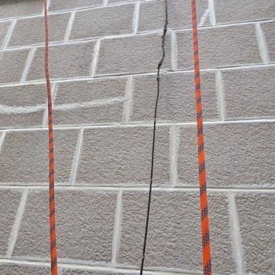 קיר עם חבלים לעבודה בגובה