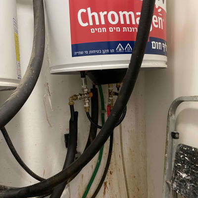 דוד שמש עם צינורות וחיבורים שונים