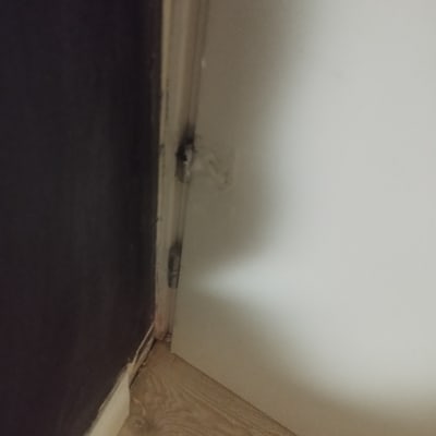 דלת עם נזק ליד הציר