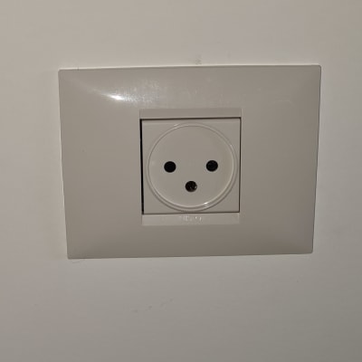 שקע חשמלי בקיר לבן