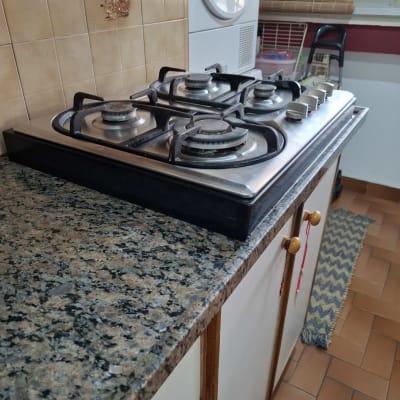 שיש גרניט במטבח עם כיריים גז