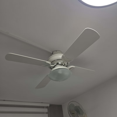 מאוורר תקרה מותקן בחדר עם תאורה עליונה