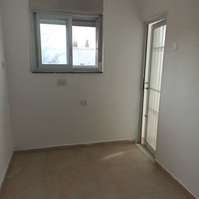 חדר ריק עם חלון ודלת