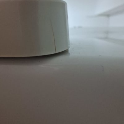 חלק עליון של מכשיר או רהיט לבן