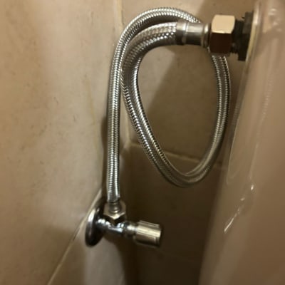 צינור מתכת מחובר לקיר בחדר אמבטיה